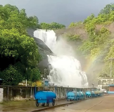 குற்றாலம் பிரதான அருவியில் நேற்று வெள்ளப்பெருக்கு ஏற்பட்டது.