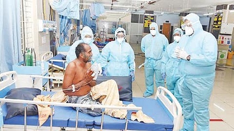 கரூர் அரசு மருத்துவக் கல்லூரி  மருத்துவமனையில் நேற்று கவச உடை அணிந்து ஆய்வு செய்த மாவட்ட ஆட்சியர் த.பிரபுசங்கர்.