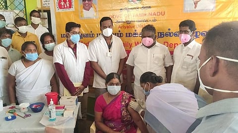 அரியலூர் மாவட்டம் வாரியங்காவல் அரசு ஆரம்ப சுகாதார நிலையத்தில் கரோனா தடுப்பூசி போடும் பணியினை பார்வையிட்ட அமைச்சர் எஸ்.எஸ்.சிவசங்கர்.