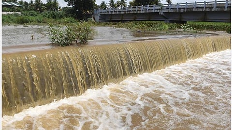 கோவை பேரூர் அருகே நொய்யல் ஆற்றில் இன்று பாய்ந்த வெள்ளம் | படம்: ஜெ.மனோகரன்.