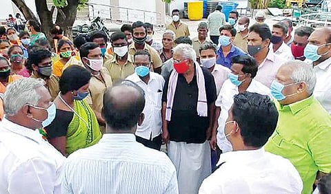 ஜோலார்பேட்டை நகராட்சி அலுவலகம் முன்பாக நேற்று போராட்டத்தில் ஈடுபட்ட ஒப்பந்த தூய்மை பணியாளர்கள்.