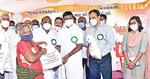 முன்களப்பணியாளர்கள் 1000 பேருக்கு நிவாரணப் பொருட்கள் வழங்கும் விழாவில், பால்வளத் துறை அமைச்சர் சா.மு.நாசர், ஆட்சியர் ஆல்பி ஜான் வர்கீஸ், தமிழ்நாடு வணிகர் சங்கங்களின் பேரமைப்பின் மாநில தலைவர் ஏ.எம்.விக்கிரமராஜா ஆகியோர்  பங்கேற்றனர்.