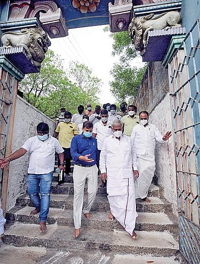 திருநீர்மலை மலைக் கோயிலில் ரோப் கார் அமைப்பது குறித்து அறநிலையத் துறை அமைச்சர் சேகர் பாபு நேற்று ஆய்வு செய்தார். படம்: எம்.முத்துகணேஷ்