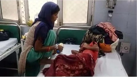 உத்தர பிரதேசத்தில் ரேஷன், ஆதார் கார்டுகள் இல்லை: 2 மாதம் பட்டினியாக இருந்த தாய், 5 குழந்தைகளுக்கு சிகிச்சை