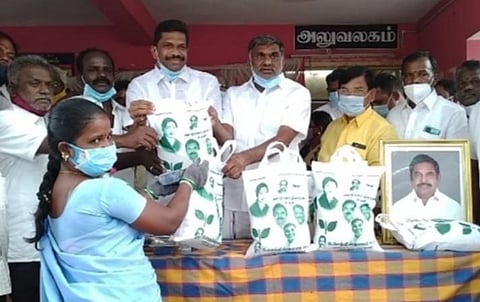தூய்மைப் பணியாளர்களுக்கு இலவச அரிசி, மளிகைப் பொருட்கள் அடங்கிய தொகுப்பை கே.சி.வீரமணி வழங்கினார்.
