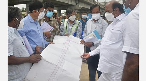 சென்னையில் 4 சுங்கச்சாவடிகள் நீக்கம்?- அமைச்சர் எ.வ.வேலு ஆய்வு
