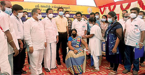 வேலூர் மாநகராட்சி ஜெயராம் செட்டி தெருவில் வணிகர் சங்கம் மற்றும் ஜெயின் சங்கம் சார்பில் நடைபெற்று வரும் கரோனா தடுப்பூசி செலுத்தும் முகாமை நேற்று ஆய்வு செய்த மாவட்ட ஆட்சியர் குமாரவேல் பாண்டியன். அருகில், மாவட்ட வருவாய் அலுவலர் பார்த்தீபன், சட்டப்பேரவை உறுப்பினர் கார்த்திகேயன், மாநகராட்சி ஆணையர் சங்கரன் உள்ளிட்டோர். படம்: வி.எம்.மணிநாதன்.