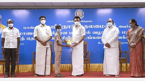கல்வித் தொலைக்காட்சியில் புதிய பாடங்கள், பாடநூல் வழங்கும் பணி: முதல்வர் ஸ்டாலின் தொடங்கி வைத்தார்