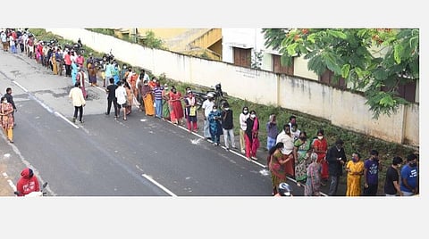 கோவை மதுக்கரை அரசு மேல்நிலைப் பள்ளியில் இன்று நடைபெற்ற முகாமில் தடுப்பூசி செலுத்திக்கொள்ள டோக்கன் பெறுவதற்காக நீண்ட வரிசையில் காத்திருந்த மக்கள். |  படம்:ஜெ.மனோகரன்.