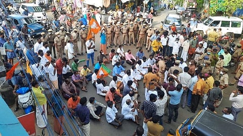 மாத்தூர் தொட்டிப்பாலம் அருகே கிறிஸ்தவ குருசடியை அகற்றக்கோரி பாஜகவினர் சாலை மறியல்: 135 பேர் கைது