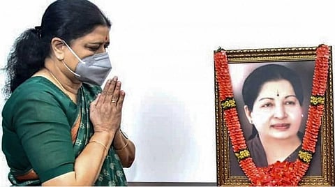 சசிகலா நடராஜனுக்கு எதிரான நிலைபாட்டில் பாலுக்கும் காவல், பூனைக்கும் தோழனாக அதிமுக நிர்வாகிகள்: யாரையும் பகைத்துக்கொள்ளக்கூடாது என்பதில் உறுதி