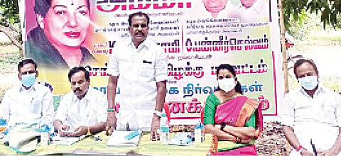 செங்கல்பட்டு கிழக்கு மாவட்ட அதிமுக  சார்பில் நடைபெற்ற கூட்டத்தில் ஆலோசனை வழங்கும்  மாவட்ட  செயலாளர் திருக்கழுக்குன்றம் எஸ். ஆறுமுகம்.