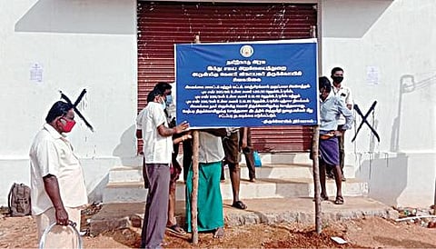சிவகங்கையில் கவுரி விநாயகர் கோயிலுக்குச் சொந்தமான நிலத்தை ஆக்கிரமிப் பாளர்களிடம் இருந்து மீட்டு, அறிவிப்பு பலகை வைத்த அறநிலையத் துறை அதிகாரிகள்.