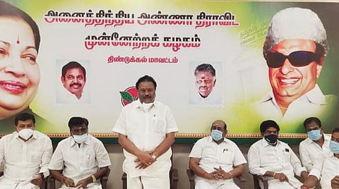திண்டுக்கல்லில் நடந்த அதிமுக மேற்கு மாவட்ட நிர்வாகிகள் கூட்டத்தில் பேசிய முன்னாள் அமைச்சர் திண்டுக்கல் சி.சீனிவாசன்.
