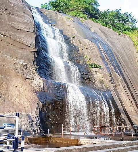 பழைய குற்றாலம் அருவிப் பகுதி வெறிச்சோடி காணப்படுகிறது.