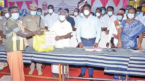 மேல்மலையனூரில் கோயில் பூசாரிகளுக்கு அரசின் நிவாரண உதவி வழங்கும் அமைச்சர் மஸ்தான்.