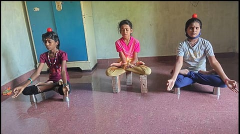 உலக யோகா தினத்தையொட்டி அரியலூர் மாவட்டம் சாத்தான்குளம் கிராமத்தில் டம்ளர்கள், செங்கற்கள் மீது அமர்ந்து யோகாசனம் செய்த குழந்தைகள்.
