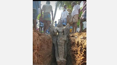 அரியலூர் மாவட்டம் கரையான்குறிச்சியில் வீடு கட்ட அஸ்திவாரம் தோண்டியபோது கண்டெடுக்கப்பட்ட பெருமாள் சிலை.