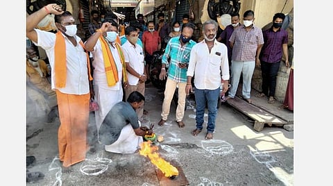 கோயில்களைத் திறக்க வலியுறுத்தி இந்து மக்கள் கட்சி சூடமேற்றி ஆர்ப்பாட்டம்