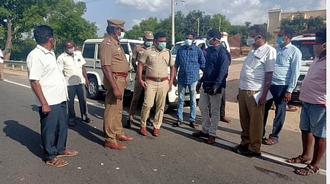 பேரணாம்பட்டு அருகே விபத்தில் நான்கு பேர் உயிரிழந்த இடத்தில் விசாரணை நடத்தும் கூடுதல் காவல் கண்காணிப்பாளர் மதிவாணன். 