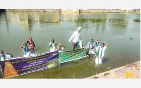 மேகேதாட்டுவில் அணை கட்டும் முயற்சியை கண்டித்து போராட்டம்: காவிரியில் வீசப்பட்ட எடியூரப்பா உருவ பொம்மை