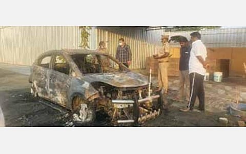 சசிகலாவிடம் போனில் பேசியதால் கட்சியிலிருந்து நீக்கப்பட்ட அதிமுக நிர்வாகி கார் பெட்ரோல் ஊற்றி எரிப்பு