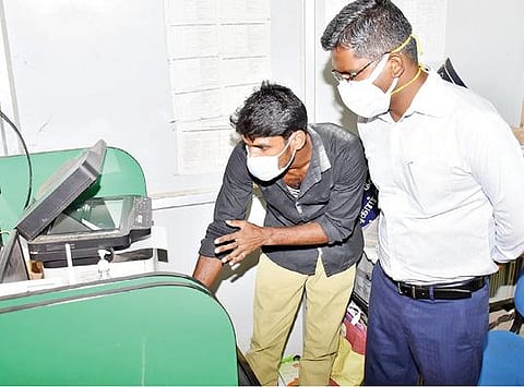 கள்ளக்குறிச்சி வருவாய் வட்டாட்சியர் அலுவலகத்திற்கு ஆன்லைன் மூலம் வரப்பெற்ற மனுக்களை பார்வையிடும் ஆட்சியர் பி.என்.தர்.