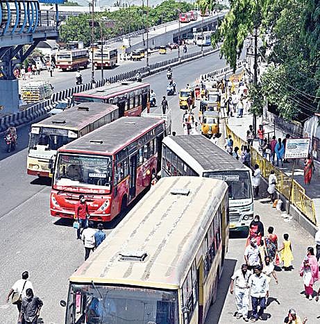 தமிழகத்தில் ஜூன் 28 வரை நீட்டிக்கப்பட்ட தளர்வுகளுடன் கூடிய ஊரடங்கு அமலுக்கு வந்தது: சென்னை உள்ளிட்ட 4 மாவட்டங்களில் பேருந்துகள் இயக்கம்