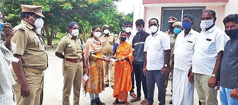 ஜவளகிரி வனச்சரகம் உளிபெண்டா கிராமத்தின் அருகே யானை தாக்கி உயிரிழந்தவரின் மனைவியிடம் ரூ.50 ஆயிரத்துக்கான காசோலையை உதவி வன பாதுகாவலர்  கார்த்திகேயிணி வழங்கினார். உடன் டிஎஸ்பி கிருத்திகா, வனச்சரகர்கள் முருகேசன், சுகுமார் உள்ளனர்.