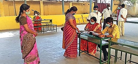 திருப்பூர் மாவட்டத்தில் வாக்காளர் பட்டியல் அடிப்படையில் வாக்குச்சாவடி மையங்களில் தடுப்பூசி போடும் பணி தொடக்கம்