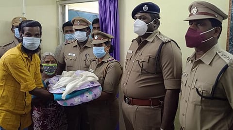 தருமபுரி அரசு மருத்துவமனையில் இருந்து ஆண் குழந்தையைக் கடத்திய 4 பேர் கைது