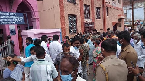 விருதுநகரில் அமைச்சர் வீட்டருகே உள்ள ரேஷன் கடையில் நிவாரணப் பொருட்கள் வழங்குவதில் மோசடி: பொதுமக்கள் முற்றுகை