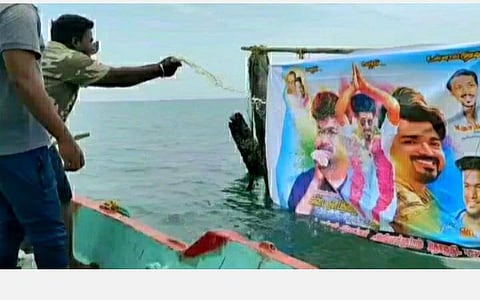 அபாயத்தை உணராமல் நடுக்கடலில் பேனர் வைக்கப் போட்டியிடும் ரசிகர்கள்: விஜய் பேனரைக் கட்டி படகில் சென்று பால் அபிஷேகம்