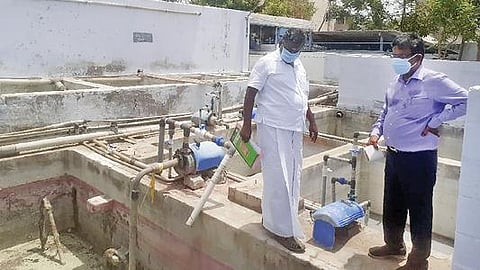 கரூர் சின்ன ஆண்டாங்கோவில் பகுதியில் உள்ள ஒரு  சாயப்பட்டறையில் கழிவுநீர் சுத்திகரிப்பு செய்யும் இடங்களை நேற்று ஆய்வு செய்த மாசுக்கட்டுப்பாட்டு வாரிய அதிகாரி.படம்: க.ராதாகிருஷ்ணன்
