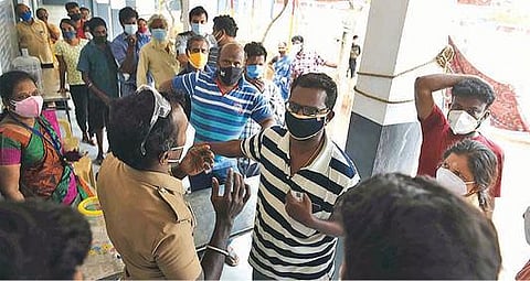 கோவையில் பல இடங்களில் பொதுமக்கள் வாக்குவாதம் தடுப்பூசி டோக்கன் வழங்குவதில் தொடரும் குளறுபடி: செல்வாக்கை பயன்படுத்துவோருக்கு ஆணையர் எச்சரிக்கை