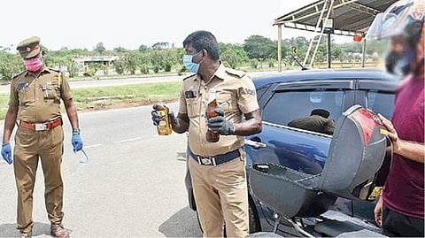 கோவை வாளையார் சோதனைச்சாவடி அருகே நேற்று கண்காணிப்பில் ஈடுபட்டிருந்த காவல்துறையினர், வாகனம் ஒன்றிலிருந்து பறிமுதல் செய்த கேரள மாநில மதுபான பாட்டில்கள். படம்: ஜெ.மனோகரன்