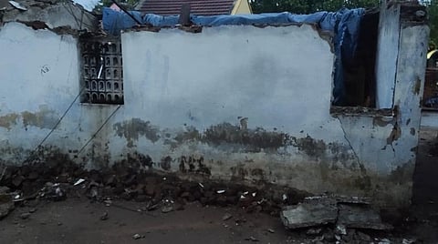 தொகுப்பு வீடு இடிந்து விபத்து.