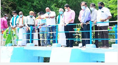 காரைக்கால் மாவட்டம் நல்லம்பல் நூலாறு ரெகுலேட்டரில் காவிரி நீரை மலர் தூவி வரவேற்ற சட்டப்பேரவை உறுப்பினர் பி.ஆர்.சிவா, மாவட்ட ஆட்சியர் அர்ஜுன் சர்மா உள்ளிட்டோர்.