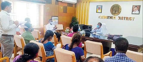 திருப்பத்தூர் மாவட்ட ஆட்சியர் அலுவலகத்தில் ஆட்சியர் அமர் குஷ்வாஹா தலைமையில் நேற்று ஆய்வுக் கூட்டம் நடைபெற்றது. அருகில், மாவட்ட வருவாய் அலுவலர் தங்கய்யா பாண்டியன் உள்ளிட்டோர்.