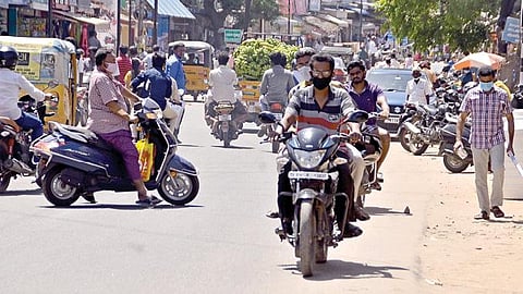 பாளையங்கோட்டை மார்க்கெட் பகுதியில் உள்ள திருச்செந்தூர் சாலை ஒருவழிச்சாலை என்றாலும்,  இருவழிச்சாலை போல இந்த சாலையை மக்களில் சிலர் பயன்படுத்துகின்றனர்.    படங்கள்: மு.லெட்சுமி அருண்