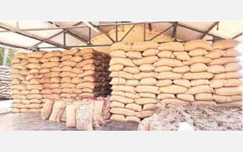 கொள்முதல் நிலையங்களில் இடப்பற்றாக்குறை: தஞ்சாவூர் மாவட்டத்தில் நெல் கொள்முதல் நிறுத்தம்