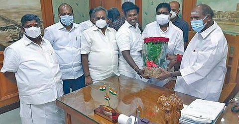 பாஜக தரப்பில் இருந்து அமைச்சர்களாக ஆக இருக்கும் நமச்சிவாயம், சாய் சரவணக்குமார் ஆகிய இருவரும் முதல்வர் ரங்கசாமியை சந்தித்து வாழ்த்து பெற்றனர்.