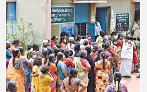 மளிகைப் பொருட்கள் தொகுப்பை பெற கரோனா அச்சமின்றி ரேஷன் கடையில் திரண்ட மக்கள்