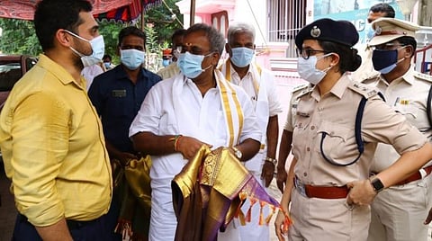 காரைக்காலுக்கு வந்த புதுச்சேரி சட்டப்பேரவைத் தலைவர் செல்வத்தை வரவேற்ற மாவட்ட ஆட்சியர் அர்ஜூன் சர்மா, முதுநிலை காவல் கண்காணிப்பாளர் நிஹாரிகா பட் ஆகியோர்