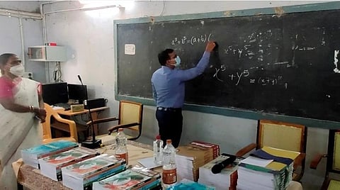 பள்ளி மாணவிகளுக்குக் கணிதப் பாடங்களை நடத்தி ஆசிரியராக மாறிய மாவட்ட ஆட்சியர் அமர் குஷ்வாஹா.