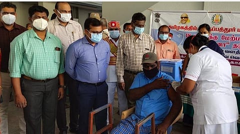 திருப்பத்தூர் ஆட்சியர் அலுவலகக் கூட்டரங்கில் கரோனா தடுப்பூசி முகாமை ஆட்சியர் அமர் குஷ்வாஹா தொடங்கி வைத்தார்.