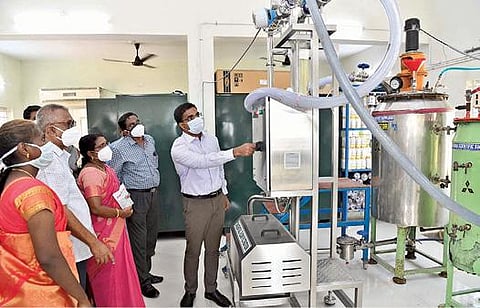 தூத்துக்குடியில் வேளாண்மைத்துறை சார்பில்  அமைக்கப்பட்டுள்ள திரவ உயிர் உரம் உற்பத்தி மையத்தை மாவட்ட ஆட்சியர் கி.செந்தில் ராஜ் தொடங்கி வைத்தார்.