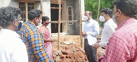 குறிஞ்சிப்பாடி அருகே வழுதலாம்பட்டு பகுதியில் பசுமை வீடுகள் திட்டத்தின் கீழ் நடைபெறும் பணிகளை ஆட்சியர் கி.பாலசுப்ரமணியம் ஆய்வு செய்தார்.