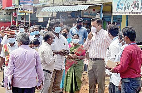 பாதாள சாக்கடை திட்டப் பணிகளை ஆய்வு செய்த ஆட்சியர் ராகுல்நாத் அதிகாரிகளிடம் பணிகள் குறித்து கேட்டறிந்தார்.