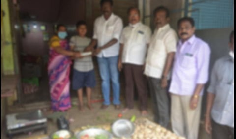 வேலூரில் காய்கறி வியாபாரத்தில் ஈடுபட்டு வந்த மாணவர் யஸ்வந்துக்கு ரூ.10 ஆயிரம் தொகையை வழங்கிய அதிமுக மாநகர மாவட்டச் செயலாளர் எஸ்.ஆர்.கே.அப்பு, மாநகரப் பொருளாளர் மூர்த்தி.
